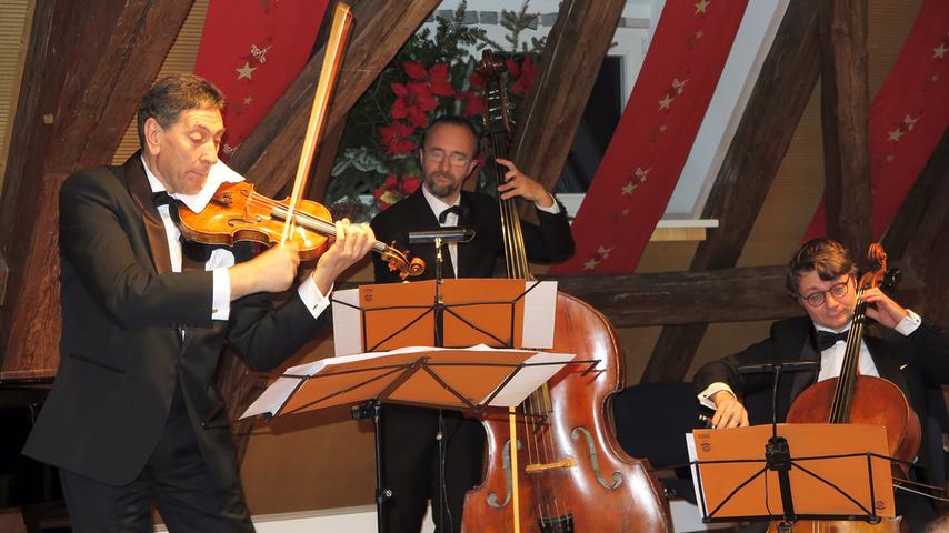 Wenn immer Ferenc Babari mit seinem Salonorchester auftritt, zeigt sich das Publikum begeistert. Das beliebte Neujahrskonzert des Volksbildungswerk (VBW) hat über die Jahre nichts von seinem Charme und seiner Anziehungskraft verloren. Die musikalischen Ausflüge in die Kaffeehaus-Kultur der Jahrhundertwende kamen im sehr gut besuchtem Saal des Kulturzentrums Forsthaus sehr gut an. Perfekte Spielkultur und mitreißende Musizierlaune gehen Hand in Hand. Der aus Budapest stammende Geiger und Konzertmeister Ferenc Babari agierte wie ein echter Zigeunerprimas, ging mitten ins Publikum und begeisterte durch virtuos gespielte Violinsoli. Klangüppigkeit und technische Delikatesse sind Gütezeichen des gut aufeinander eingespielten Ensemble, so dass der Funke von der Bühne schnell auf die Zuhörer übersprang. Zum Schluss tosender Beifall der mit der Zugabe „Die Lerche“ von Grigoras Dinicus den furiosen Schlusspunkt setzt. Wenn immer Ferenc Babari mit seinem Salonorchester auftritt, zeigt sich das Publikum begeistert. Das beliebte Neujahrskonzert des Volksbildungswerk (VBW) hat über die Jahre nichts von seinem Charme und seiner Anziehungskraft verloren. Die musikalischen Ausflüge in die Kaffeehaus-Kultur der Jahrhundertwende kamen im sehr gut besuchtem Saal des Kulturzentrums Forsthaus sehr gut an. Perfekte Spielkultur und mitreißende Musizierlaune gehen Hand in Hand. Der aus Budapest stammende Geiger und Konzertmeister Ferenc Babari agierte wie ein echter Zigeunerprimas, ging mitten ins Publikum und begeisterte durch virtuos gespielte Violinsoli. Klangüppigkeit und technische Delikatesse sind Gütezeichen des gut aufeinander eingespielten Ensemble, so dass der Funke von der Bühne schnell auf die Zuhörer übersprang. Zum Schluss tosender Beifall der mit der Zugabe „Die Lerche“ von Grigoras Dinicus den furiosen Schlusspunkt setzt.