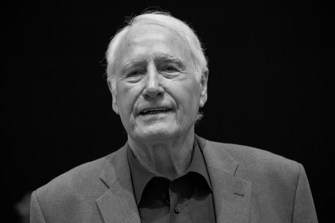 Der ehemalige Fußball-Profi Hans Tilkowski ist im Alter von 84 Jahren gestorben. Der 39-malige Nationalspieler hütete 1966 das deutsche Tor im legendären WM-Finale von Wembley und war in den Siebzigern drei Jahre als Trainer beim 1. FC Nürnberg tätig.