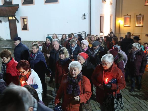 Strahlendes Lichtermeer: Viele Besucher aus Nürnberg bei Prozession in Obertrubach