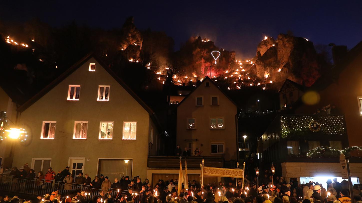 Am Ende der "Ewigen Anbetung" findet eine Prozession statt. Währenddessen brennen auf den Hängen und in den Straßen, wie hier in Pottenstein (Kreis Bayreuth), Feuer und Kerzen. Viele Menschen bezeichnen diese Veranstaltung auch als Lichterfest oder Lichterprozession. 