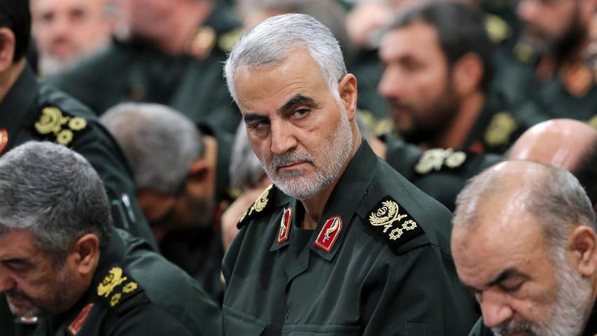 3. Januar 2020: Bei einem Militärangriff der amerikanischen Streitkräfte im Irak wird der hochrangige iranische General und Kommandeur der Al-Kuds-Brigaden, Ghassem Soleimani, in der Nähe des Flughafens in Bagdad von einer Drohne getötet. Soleimani besaß großen politischen Einfluss im Nahen Osten und galt als enger Vertrauter vom iranischen Religionsführer Ali Khamenei. Er wurde in politischen Kreisen sogar als potentieller Nachfolger von Präsident Hassan Rouhani oder gar Khameneis gehandelt. Als General der Al-Kuds-Brigaden, Verbände innerhalb der Revolutionsgarde, die im Ausland aktiv sind, wollte er den Einfluss des Irans vergrößern. US-Präsidenten Trump macht Soleimani für mehrere Anschläge, wie auf die Botschaft der Vereinigten Staaten in Bagdad einige Tage vorher, verantwortlich und verteidigt das Vorgehen.