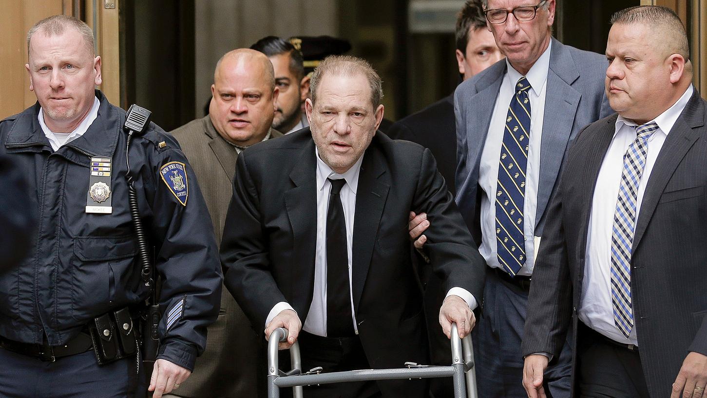 Harvey Weinstein (m.) verließ am Montag mit seiner Gehhilfe das Oberste Gericht des Bundesstaates New York in Manhattan.