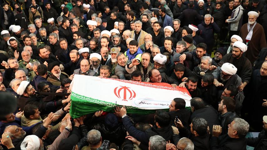 Januar 2020: Der Sarg des iranischen Generals Ghassem Soleimani wird von Trauernden bei einem Trauerzug an der Universität Teheran getragen. Nach seinem Tod wird er im Iran als Märtyrer verehrt, tausende Menschen geleiten den Toten. Die Beisetzung soll in Soleimanis Heimatstadt Kerman stattfinden.