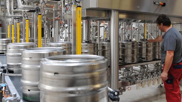 Bierfässer in der Brauerei Rothaus