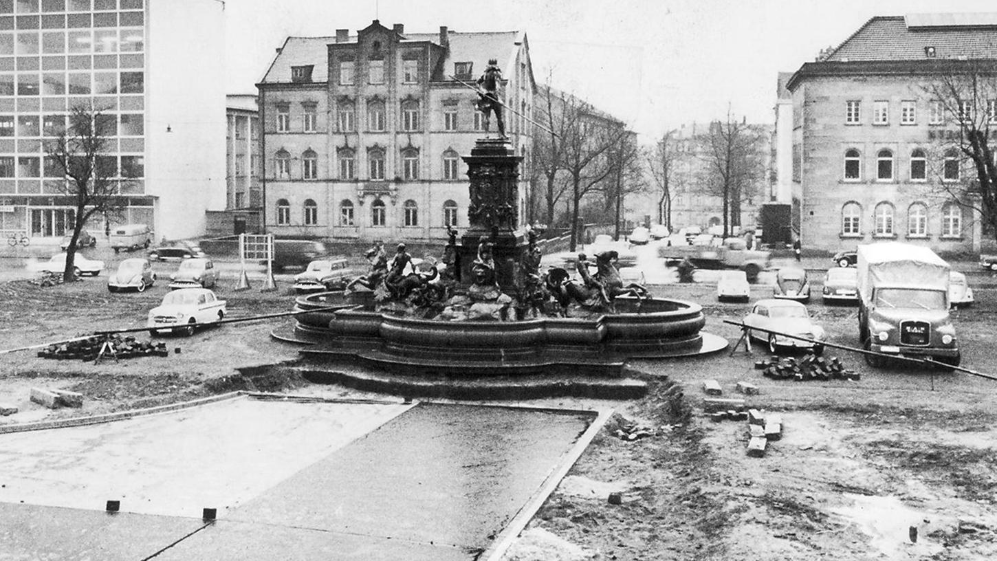 Blick auf den NZ- und NN-Firmensitz 1961. Damals stand der Neptunbrunnen auf dem heutigen Willy-Brandt-Platz, zu diesem Zeitpunkt noch Marienplatz, zuvor Schlageterplatz. Die Villa in der Mitte, in der NS-Zeit auch als "Hitler-Haus" bekannt, diente in den 1960ern als Landbauamt.