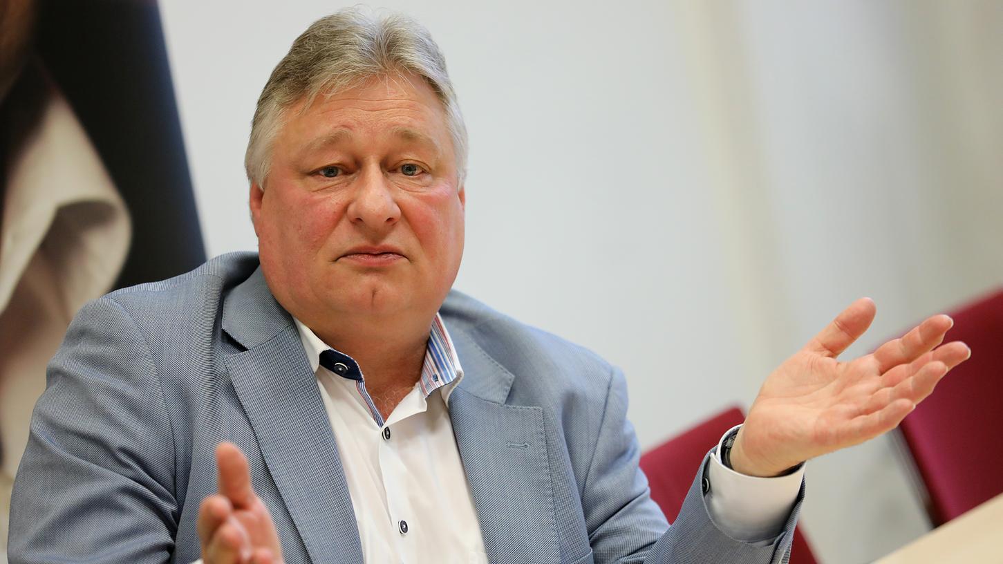 Martin Burkert ist 2019 zum stellvertretenden Bundesvorsitzenden der Eisenbahn- und Verkehrsgewerkschaft (EVG) gewählt worden – ein zeitraubendes Amt, das mit der Bundestagsarbeit nicht kombinierbar sei, erklärt er.