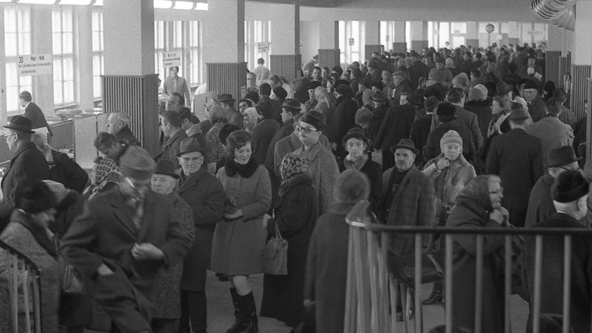 Ein enormer Andrang herrschte auch gestern bei der AOK in Nürnberg, Kopf an Kopf warten die Versicherten auf die Abfertigung. Hier geht es zum Artikel vom 11. Januar 1970: AOK: noch 13.000 Bürger krank