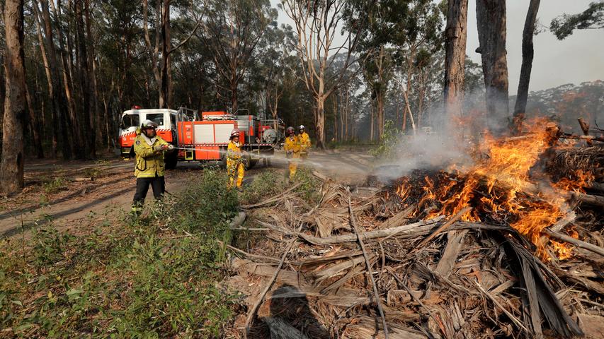 Die Spenden seien "extrem großzügig", sagte der Feuerwehrchef von New South Wales, Shane Fitzsimmons, laut der britischen Zeitung "Guardian". Jetzt gibt es demnach die "schöne Herausforderung", zu schauen, wohin das Geld fließen wird. Für die vielen Feuerwehrleute ist das sicher ein Lichtblick.