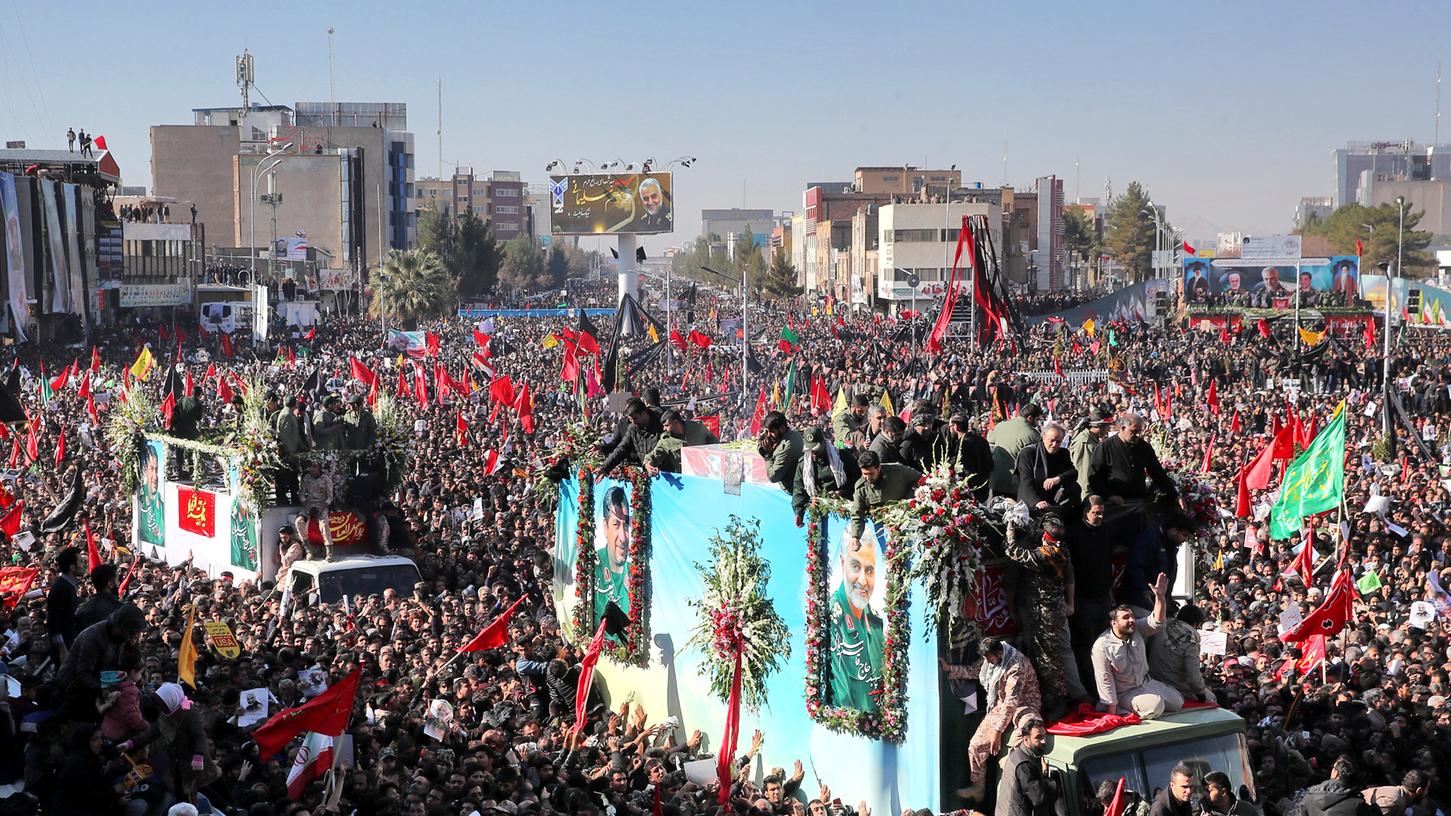 Der Sarg des iranischen Generals Ghassem Soleimani fährt auf einem LKW durch die Menschenmenge in Kerman.
