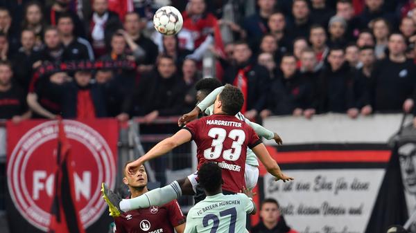 Nachdem Gnabry ausgeglichen und Bayern-Talent Davies seinen Ellbogen strafstoßwürdig im Gesicht von Georg Margreitter platziert hatte, hatte der Bundesliga-Club aus der Noris sogar die Gelegenheit, den Bayern wieder einmal so richtig in die Derby-Suppe zu spucken. Da Tim Leibold mit seinem Versuch aus elf Metern am Innenpfosten verzweifelte, glückte der ganz große Club-Coup zwar nicht. Appetit auf weitere In-die-Suppe-Spuck-Auftritte gegen die Bayern hat der FCN im April 2019 aber allemal gemacht.