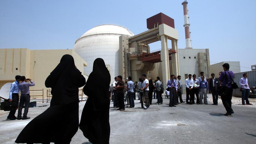 November 2019: Die iranische Regierung gibt bekannt, die Produktion der Urananreicherung wieder aufgenommen zu haben. Das Regime zieht sich von weiteren Punkten des Atomabkommens zurück. Das Bild zeigt zwei weibliche Sicherheitsbeamte vor dem Atomkraftwerk Buschehr im Süden Irans am Persischen Meer.