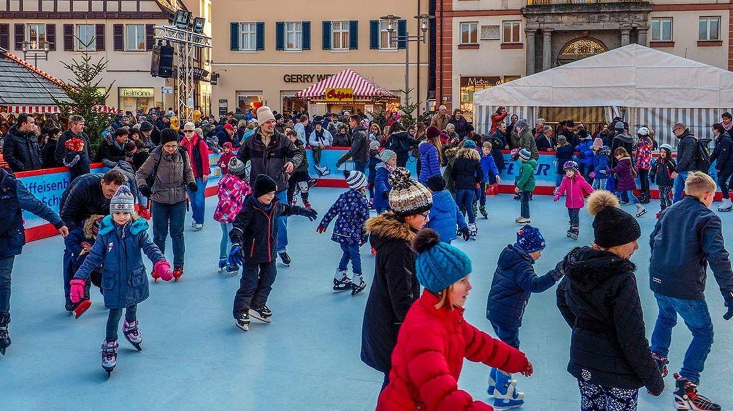 Seit dem Jubiläumsjahr 2017 ist die Eislaufbahn auf dem Marktplatz ein beliebter Treffpunkt bei Kindern und Erwachsenen.