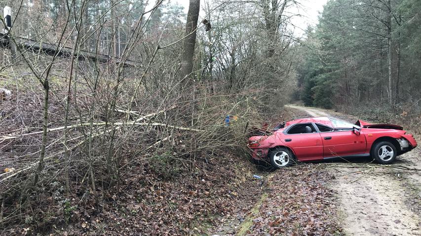 Bei Heuberg: Auto flog meterweit durch die Luft und prallte an einen Baum