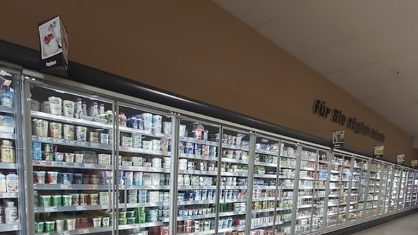 Bei Edeka Gass in der Sperberstraße 28 können verschiedene Produkte aus der Kühltheke übrig bleiben. Kunden dürfen sich zum Beispiel über Käse, Pudding, Aufstriche, Fertigsalate oder Wurst. Die Produkte stünden kurz nach dem Mindesthaltbarkeitsdatum, seien allerdings nach wie vor gut und genießbar, wie die Filiale über die App mitteilen lässt. Außerdem bietet der Markt auch eine Überraschungtüte mit Backwaren bis hin zu Obst und Gemüse an.