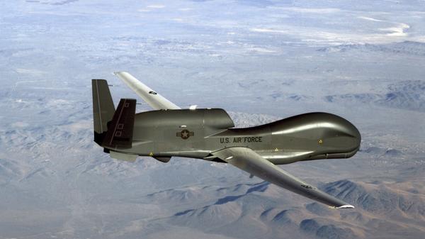 Juni 20119: Die Spannungen zwischen beiden Ländern spitzen sich zu. Iranische Revolutionsgarden (IRGC) schießen über dem Iran eine amerikanische Aufklärungsdrohne des Typs "Global Hawk" ab. "Das war eine klare und konsequente Botschaft an diejenigen, die unsere Grenzen verletzen wollen", sagt IRGC-Chef Hussein Salami. Trump sagt einen daraufhin geplanten Militärschlag nach eigenen Angaben zehn Minuten vor dem Start ab. Die Zahl der Todesopfer wäre unverhältnismäßig gewesen, lässt er verlauten.