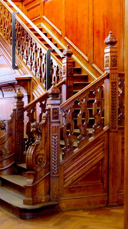 Die Nürnberger Kunstvilla ist nicht nur voll von Kunst, sondern wartet auch mit einem kunstvoll gestalteten Treppenaufgang auf.