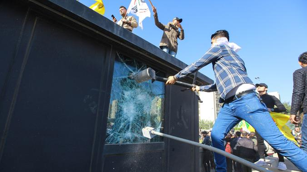 Dezember 2019: Nach einem US-Luftangriff im Irak, bei dem mindestens 25 Menschen sterben, eskaliert am Silvestertag an der US-Botschaft in Bagdad die Gewalt. Hunderte Demonstranten überwinden die Kontrollposten, um in die "Grüne Zone", in der sich die Botschaft befindet, zu gelangen. Sie werfen Molotow-Cocktails in Richtung des hochgesicherten Komplexes, zünden amerikanische Flaggen an und zertrümmern zahlreiche Fensterscheiben. Die Mitarbeiter der amerikanischen Botschaft bleiben unverletzt.