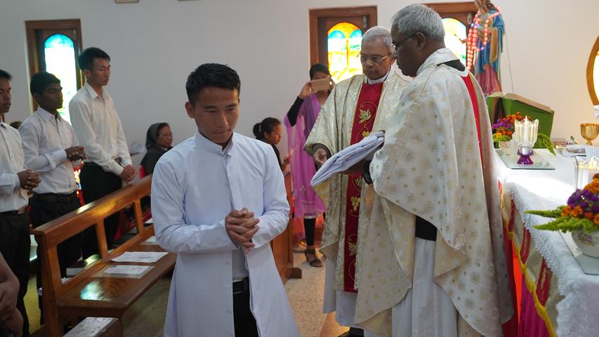 Feierliche Einkleidung der Salesianer- Novizen und Eucharistiefeier mit Provincial Fr. Jose Kuruvachira.