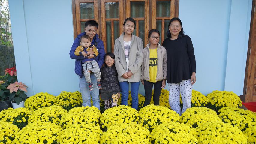 Mit einem Kleinkredit gelang es dieser Familie, eine Blumenzucht zu starten. Abnehmer und Käufer kommen sogar aus Kohima.