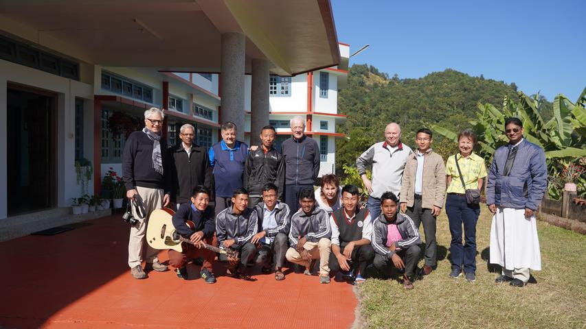 Besuch bei den Novizen der Salesianer (Gebäude neben der Don-Bosco-Schule).