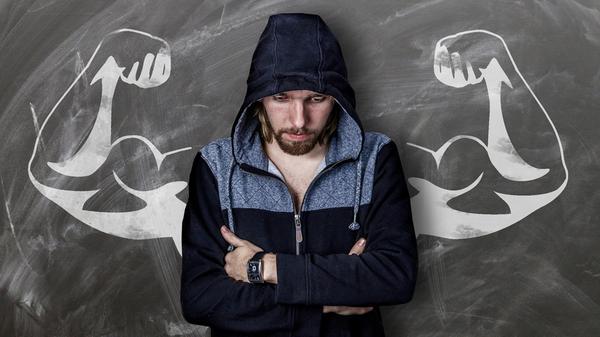 Vor allem für Männer wird diese Beleidigung gebraucht: Sie bezeichnet eher hagere, dünne Personen, die nur über eine geringe Muskelmasse verfügen. Manchmal wird das Wort aber auch liebevoll für heranwachsende Jungs verwendet, die die eigene Körperkraft noch ein wenig überschätzen.