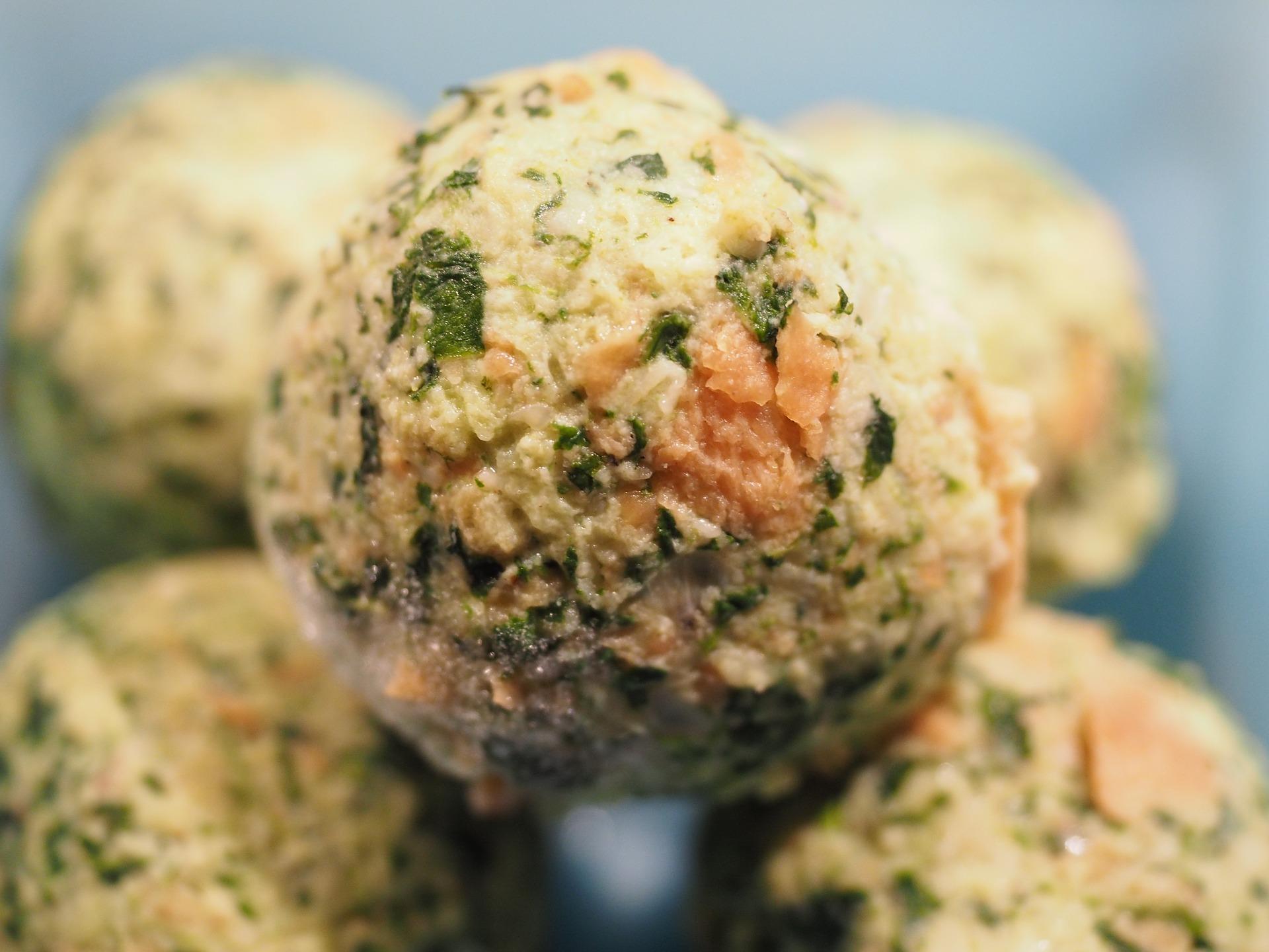 Gleichzustellen ist der "Gniedlaskupf" auch mit dem "Gaggerlaskupf". In der Bedeutung sind sie sehr ähnlich: Jemandes Haupt wird hier mit einem Kloß oder Ei verglichen. Somit kann abwertend, aber auch scherzhaft ein Kommentar zur Kopfform einer Person abgegeben werden oder auch abfällig der Intellekt einer Person infrage gestellt werden.