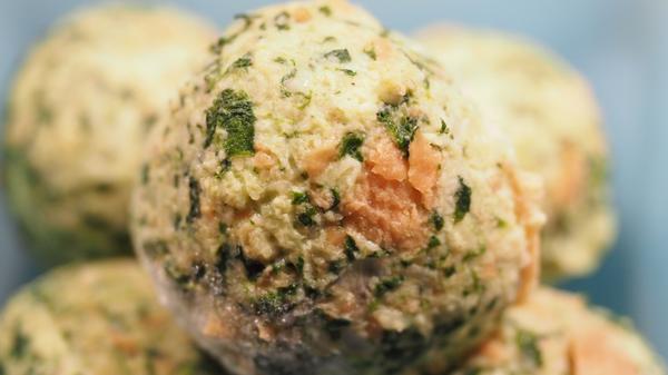 Gleichzustellen ist der "Gniedlaskupf" auch mit dem "Gaggerlaskupf". In der Bedeutung sind sie sehr ähnlich: Jemandes Haupt wird hier mit einem Kloß oder Ei verglichen. Somit kann abwertend, aber auch scherzhaft ein Kommentar zur Kopfform einer Person abgegeben werden oder auch abfällig der Intellekt einer Person infrage gestellt werden.