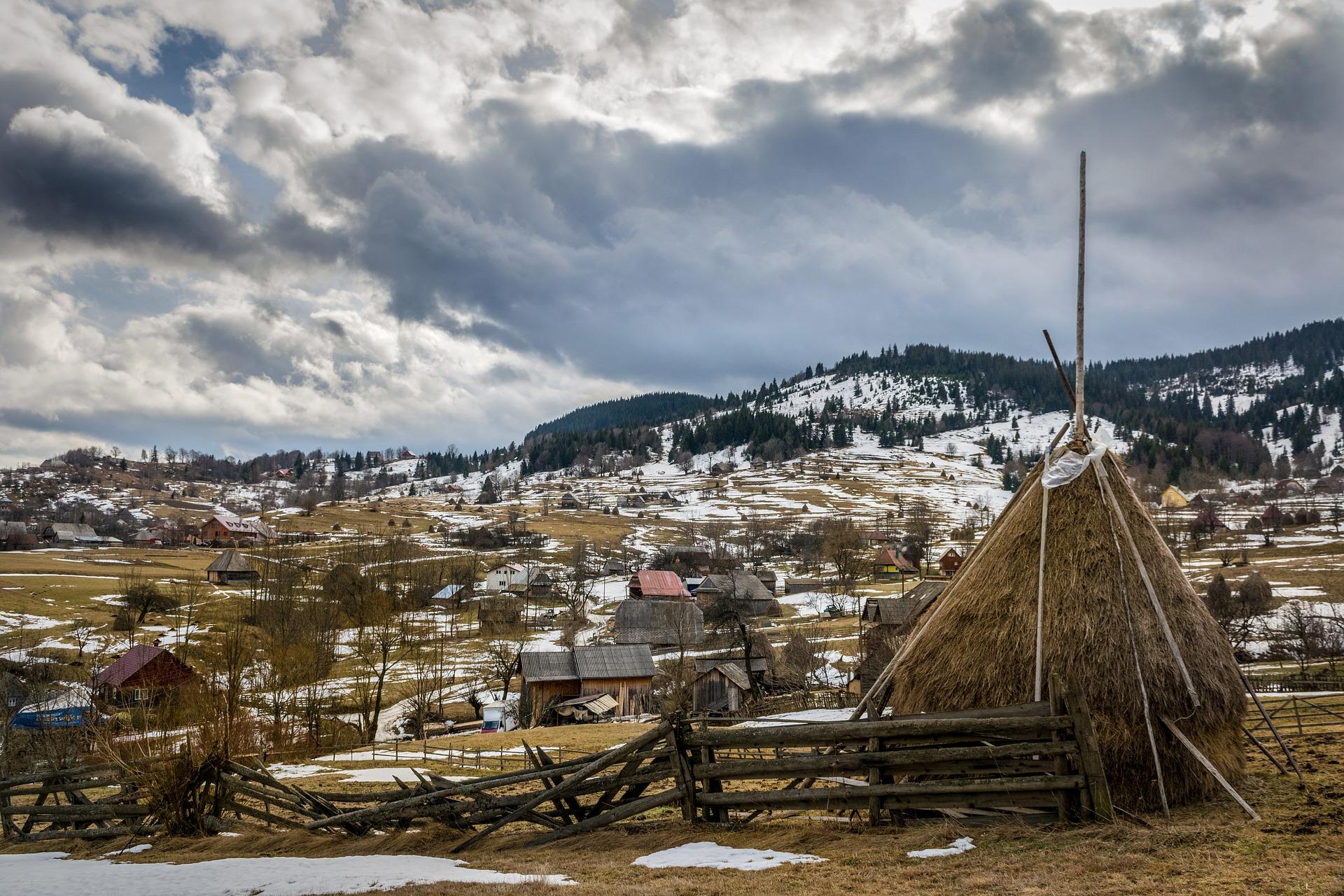Auch hiermit kann man sich fies auf Fränkisch über eine Person äußern: Als "Heigeing" wird ein hochgewachsenes, dürres, knochiges, unattraktives Mädchen bezeichnet. Der Begriff leitet sich aus dem Wort Heugeige ab, was ein Holzgestell zum Trocken des Heus bezeichnet.