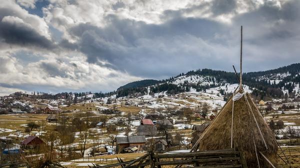 Auch hiermit kann man sich fies auf Fränkisch über eine Person äußern: Als "Heigeing" wird ein hochgewachsenes, dürres, knochiges, unattraktives Mädchen bezeichnet. Der Begriff leitet sich aus dem Wort Heugeige ab, was ein Holzgestell zum Trocken des Heus bezeichnet.