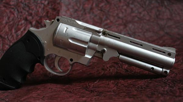 Wer eine "Revolvergoschn" hat, kontert in der Regel alles wie aus der Pistole geschossen. Denn damit werden in Franken sehr schlagfertige, direkte Personen betitelt, die in der Regel sprechen, ohne vorher nachzudenken.