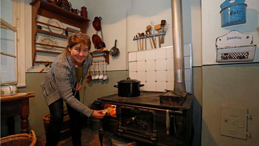 Die Dauer- und Sonderausstellungen des Erlanger Stadtmuseums locken stets viele Besucher an. Doch auch hinter den sonst verschlossenen Türen des Hauses gibt es viel zu entdecken. Hier kocht Museumspädagogin Christine Brehm Apfelmus in der historischen Küche.