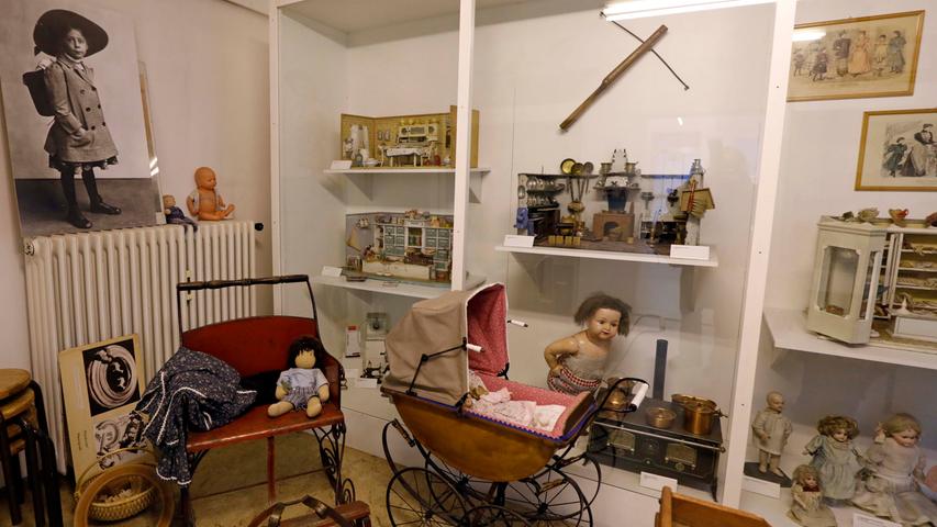 Historische Puppenstuben und noch viel Spielsachen mehr sind in diesem Raum ausgelagert.