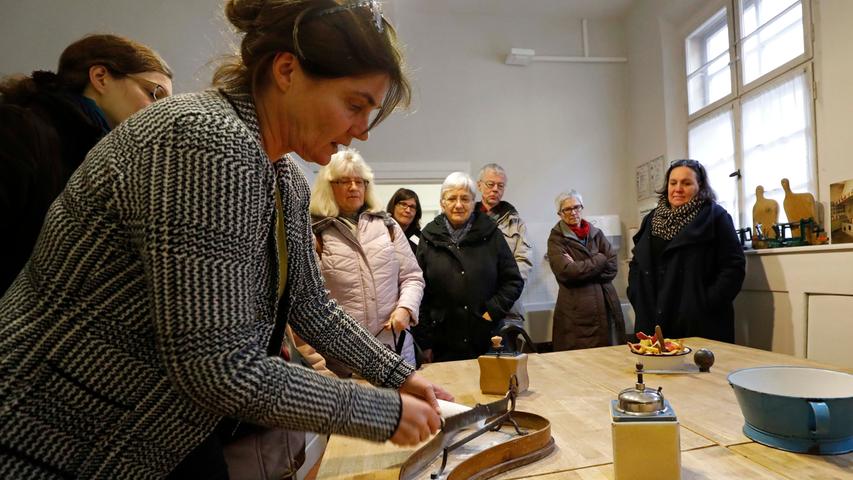Museumspädagogin Christine Brehm demonstriert die Funktionsweise des historischen Zuckerschneiders.