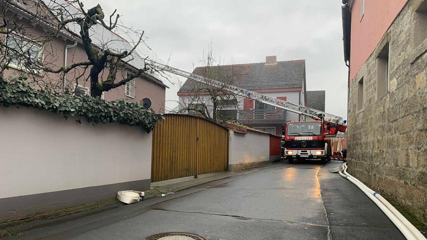 Rauchsäule in Unterfranken: Scheune fängt Feuer, Menschen verletzt