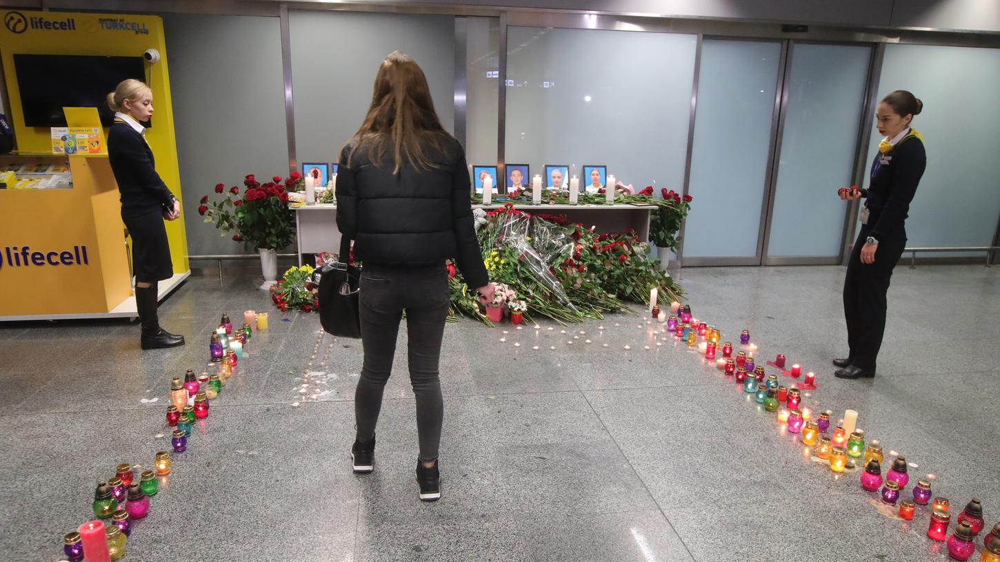 Eine Frau gedenkt der Opfer des abgestürzten ukrainischen Flugzeugs an einer Gedenkstätte im internationalen Flughafen Borispil.