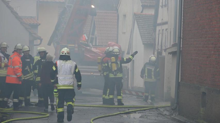 Rauchsäule in Unterfranken: Scheune fängt Feuer, Menschen verletzt