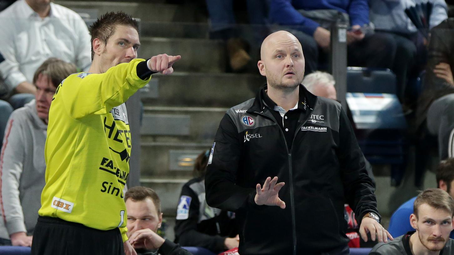 Carsten Lichtlein zeigt den Weg an: Beide verlassen zum Saisonende den HC Erlangen.