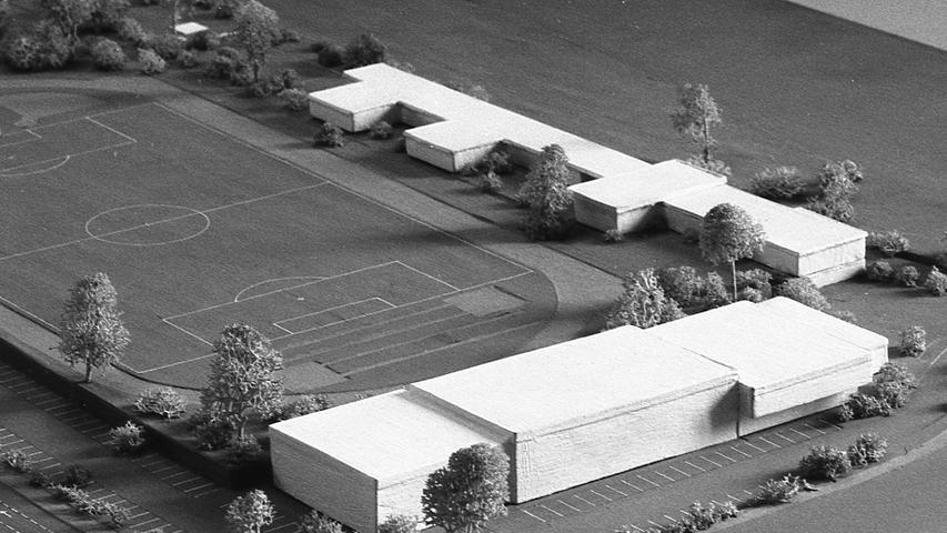Vorerst nur im Modell: das geplante Hallenbad des Postsportvereins an der Ziegenstraße (rechts unten). Außerdem ist (links unten) die Trasse für den Mögeldorfer Talübergang zu erkennen. Hier geht es zum Artikel vom 14. Januar 1970: Östliche Badefreuden