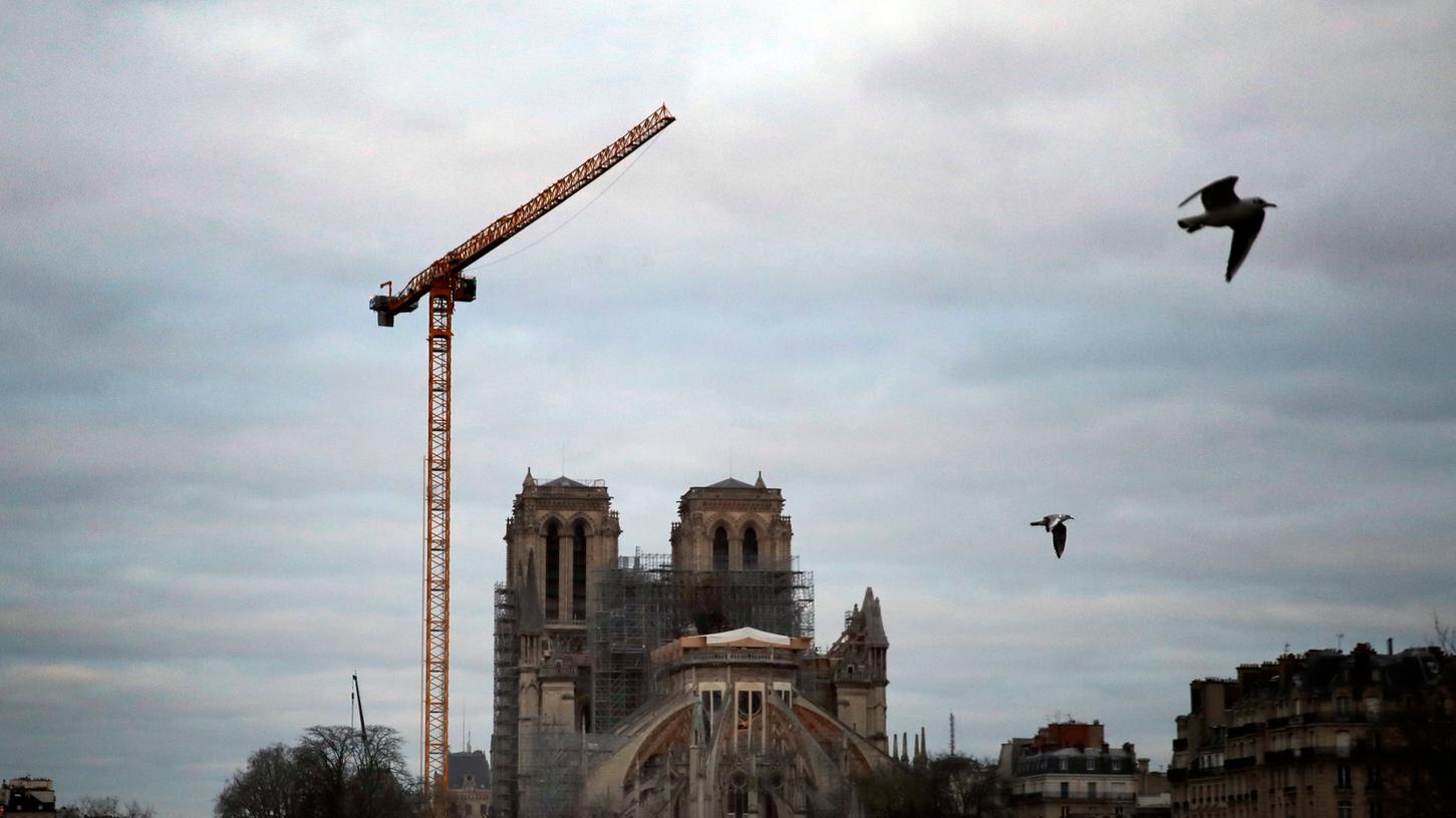 Die bei einem Brand schwer beschädigte Pariser Kathedrale Notre Dame soll wieder aufgebaut werden.