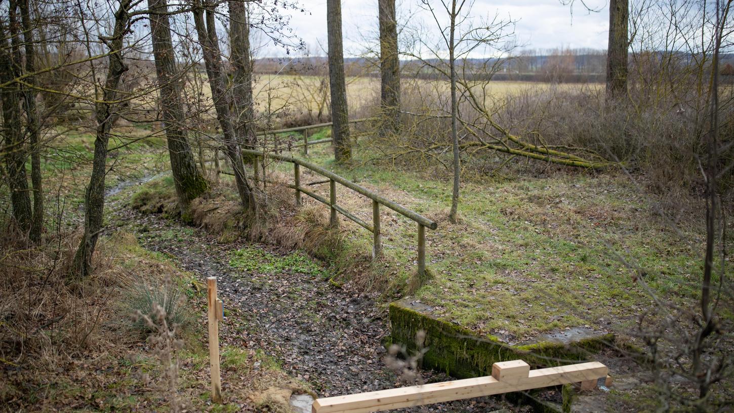 Von einer sprudelnden Quelle ist hier nichts mehr zu sehen. Die Aischquelle ist ausgetrocknet.