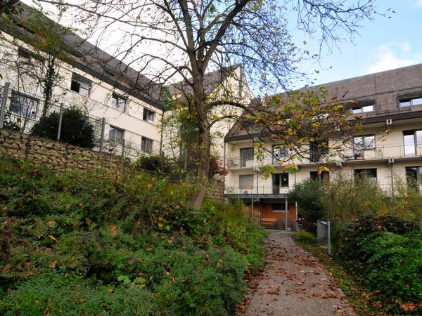 Ein neues Zuhause im Alter, mitten im Idyll. Das Seniorenzentrum in Streitberg ist von der Natur umgeben, bietet 77 Bewohnern einen 6000 Quadratmeter großen Park.