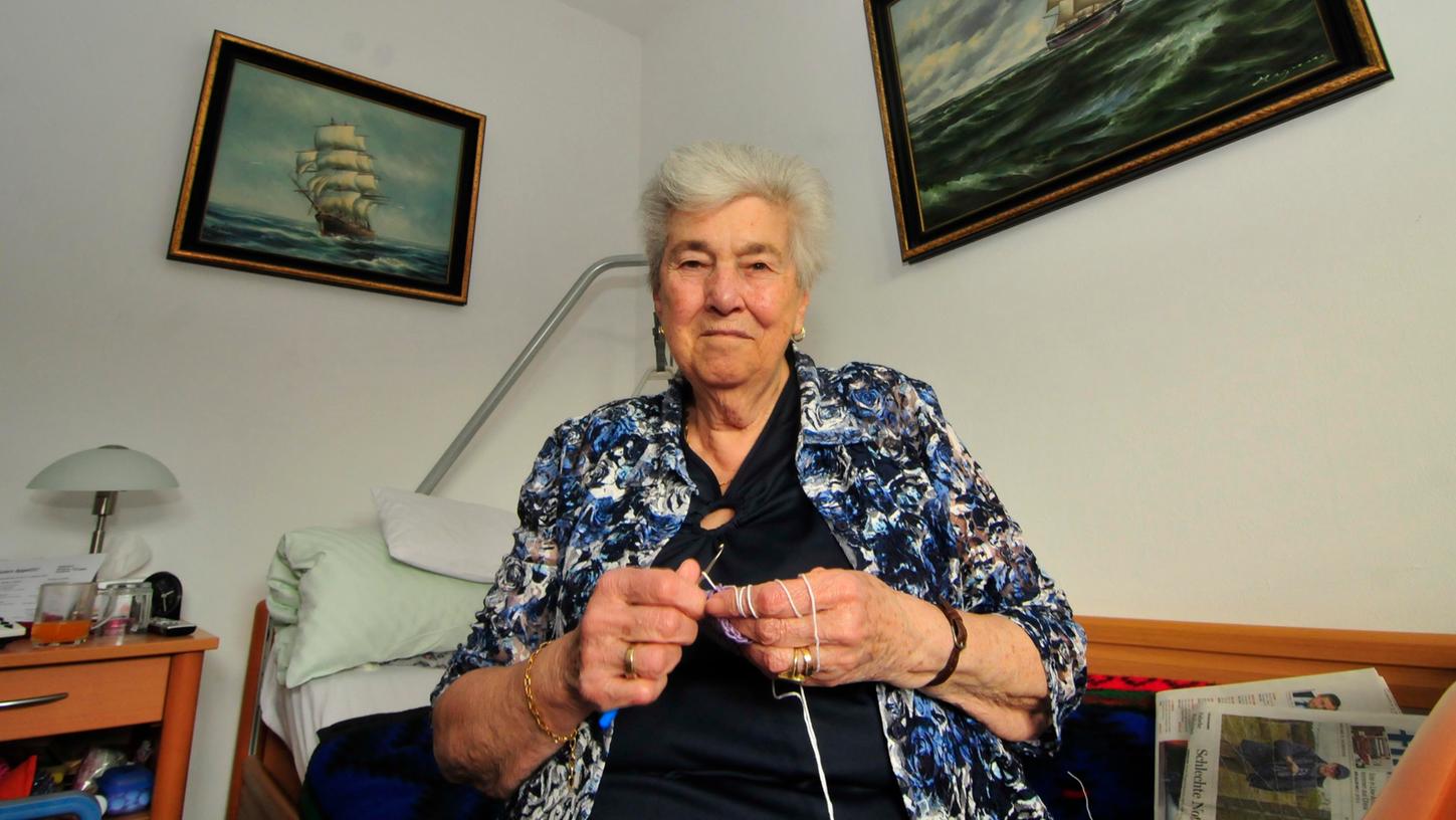 Gerda Rompza ist 80, lebt seit gut einem Jahr im Seniorenzentrum Martin Luther in Streitberg und fühlt sich dort wohl. Einen Wunsch hat sie trotzdem: Dass das Personal mehr Zeit hat. Weil es bundesweit an Kräften mangelt, drohen Heimschließungen.