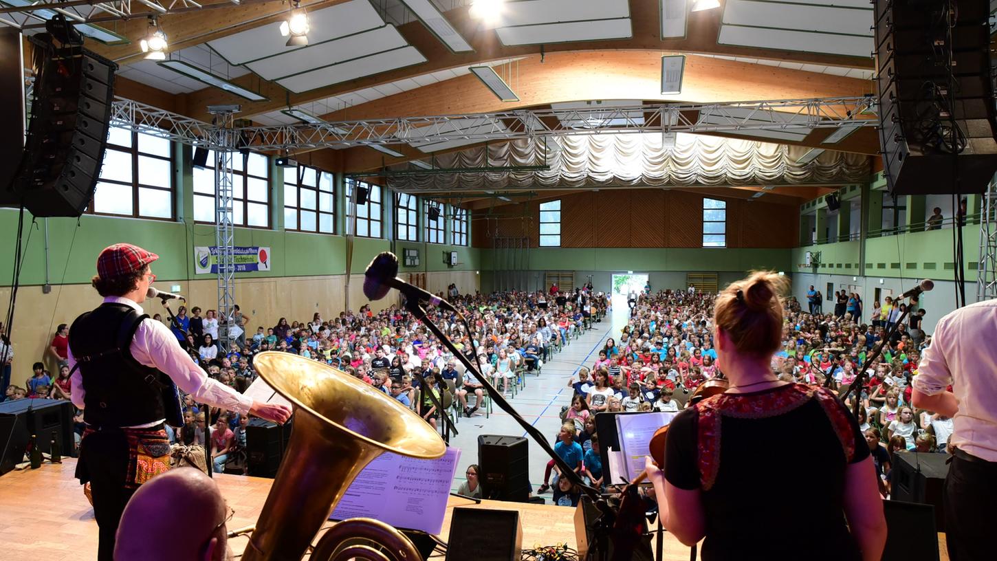 Beim Schülermitsingkonzert mit David Saam war die Heroldsbacher Hirtenbachhalle im Juni 2018 proppenvoll. Über 1000 Menschen können dort Veranstaltungen besuchen. In Forchheim existiert keine so große Halle mit Veranstaltungsbühne – bisher.