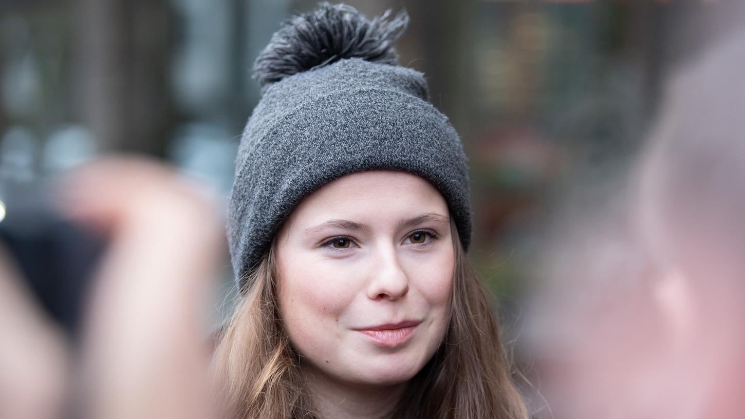 Luisa Neubauer, Fridays-for-Future-Aktivistin, beantwortet nach einem Gespräch mit Siemens-Chef Kaeser nahe der Berliner Firmenzentrale Fragen von Journalisten. Luisa Neubauer, Fridays-for-Future-Aktivistin, beantwortet nach einem Gespräch mit Siemens-Chef Kaeser nahe der Berliner Firmenzentrale Fragen von Journalisten.