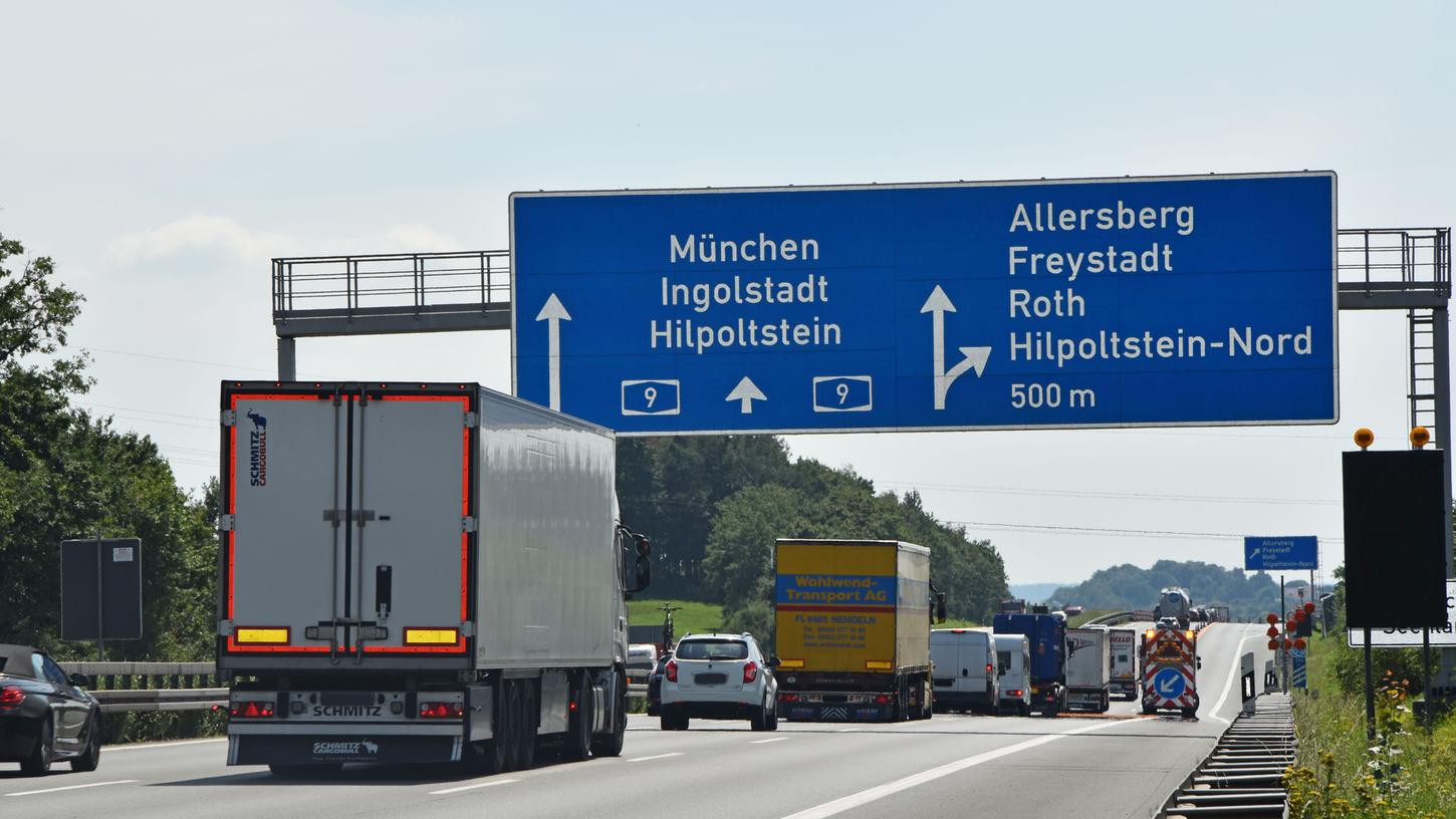 Bei Allersberg hat die Modernisierungsmaßnahme der Autobahnbrücken begonnen. In wenigen Wochen muss der gesamte Verkehr über nur noch eine Richtungsfahrbahn geleitet werden.