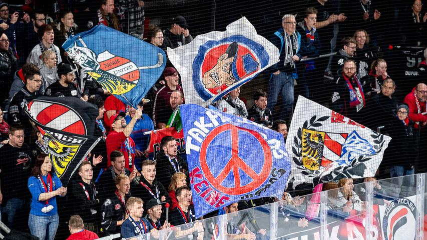 Fans, Jubel, Flugeinlage: Die Ice Tigers knacken Krefeld