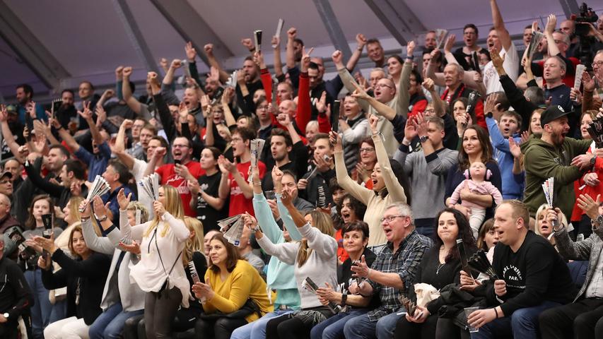 Heimsieg gegen Karlsruhe! Fans feiern die Falcons