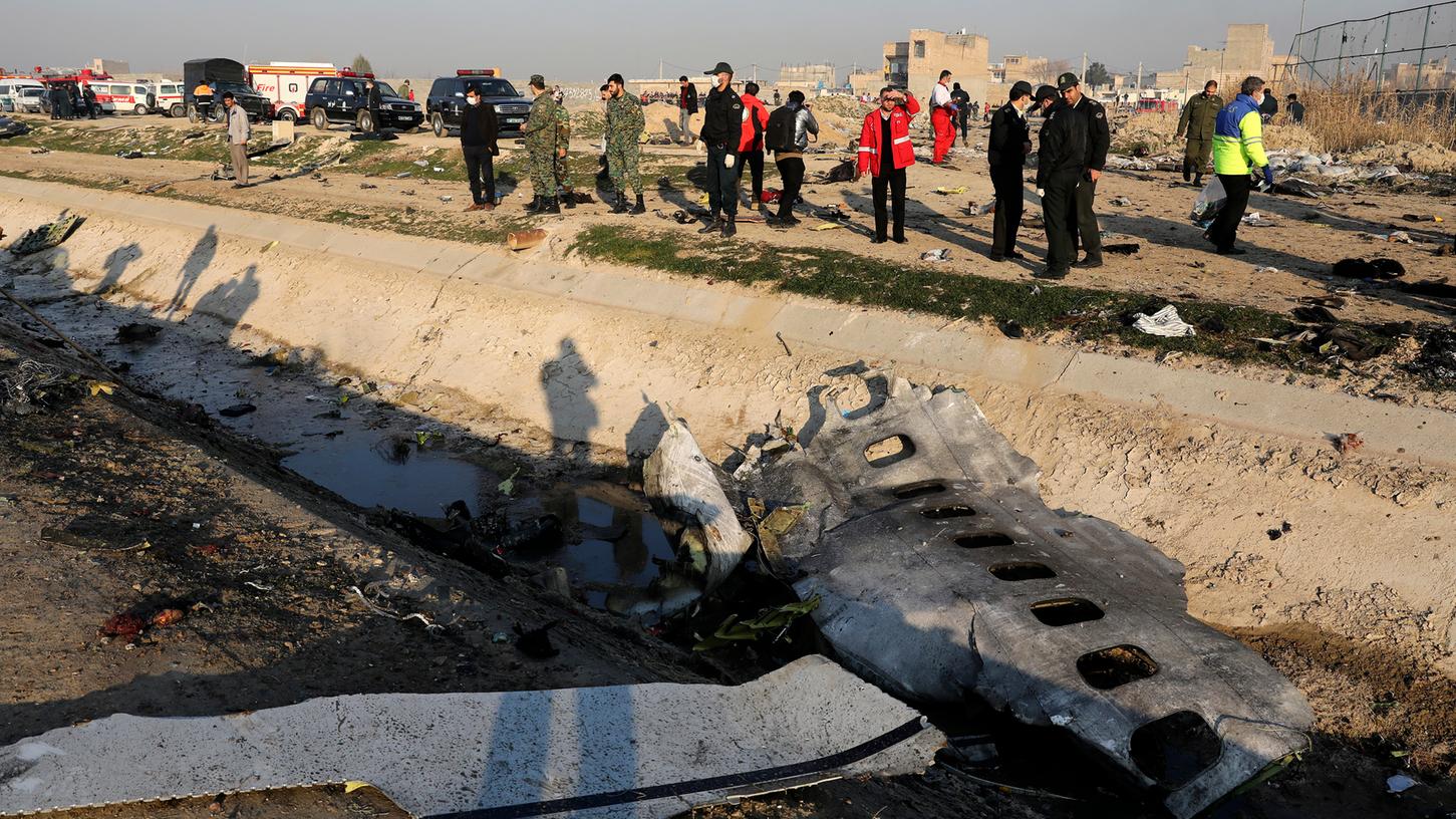 Trümmerteile der ukrainischen Passagiermaschine liegen am Absturzort. Der Iran hat nun doch eingeräumt, für den Absturz des ukrainischen Passagierflugzeugs mit 176 Opfern verantwortlich zu sein.
