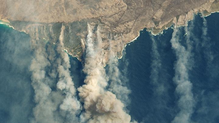Qualmwolken von verschiedenen Buschbränden wehen von der australischen Känguru-Insel aufs Meer. Laut Nachrichtenberichten sind auf der Insel mit 4.700 Einwohnern mindestens 156.000 Hektar, fast ein Drittel der Landfläche, verbrannt.