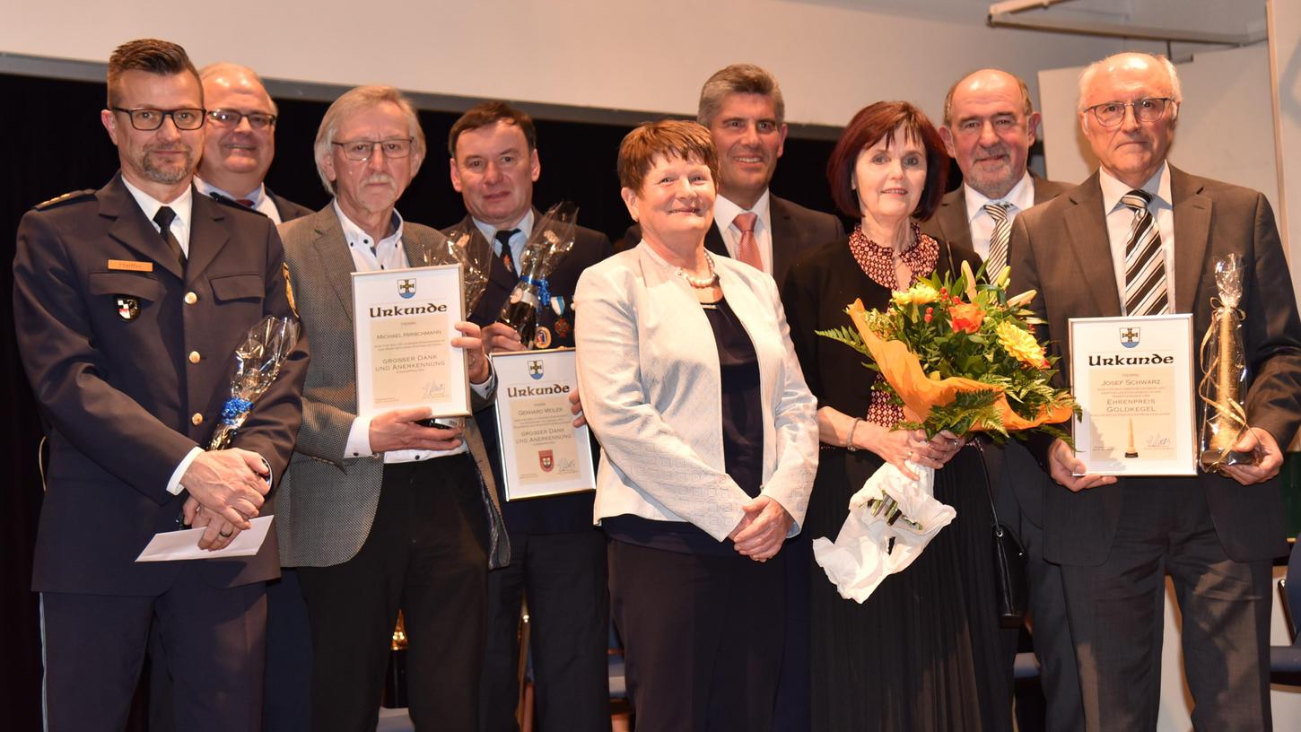 Zum Höhepunkt des Abends kam Bürgermeister Horst Kratzer mit der Auszeichnung und Ehrung von verdienten Bürgern.